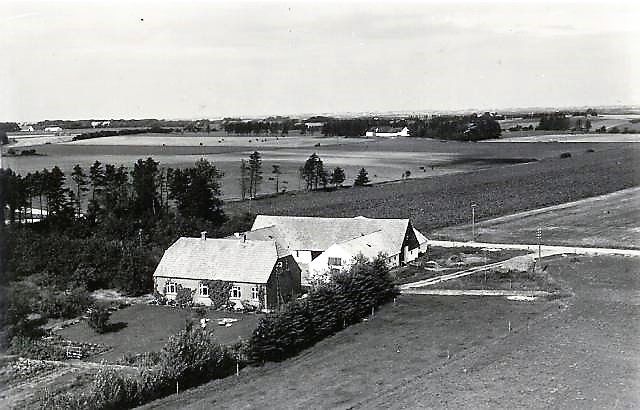 Lille Uhrlund 1954 - offentlig Morrevej omlagt bagom gård